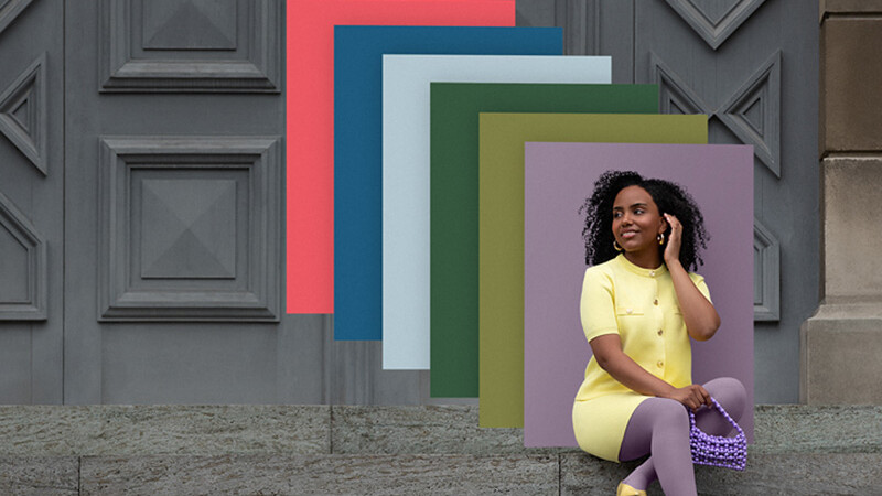 Een vrouw zit op een trap en draagt compressiekleding in bijpassende kleuren; achter haar zijn overlappende kleurvlakken in verschillende trendy kleuren gerangschikt.