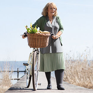 Uschi mit Fahrrad auf einem Steg Uschi mit Fahrrad auf einem Steg