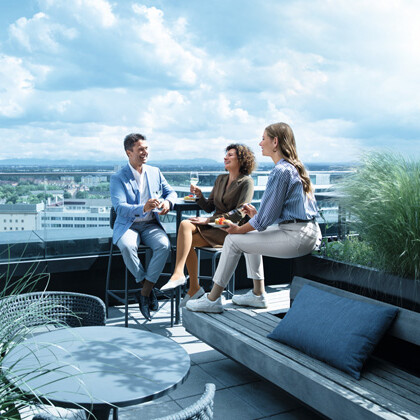 En mand og to kvinder befinder sig på en tagterrasse og har kompressionsstrømper på En mand og to kvinder befinder sig på en tagterrasse og har kompressionsstrømper på