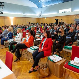 Location Das Symposium fand als hybride Veranstaltung mit 185 Präsenzteilnehmern und 155 Online-Teilnehmern aus dreizehn Nationen im KUSS Kongress & Eventcenter statt.