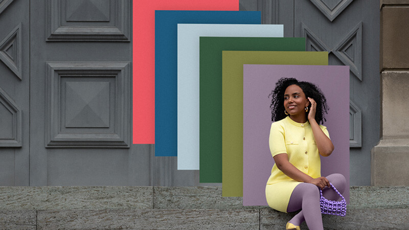 Une femme est assise sur un escalier et porte des vêtements de compression aux couleurs assorties ; derrière elle, des aplats de couleurs tendance se superposent. Une femme est assise sur un escalier et porte des vêtements de compression aux couleurs assorties ; derrière elle, des aplats de couleurs tendance se superposent.