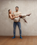 2. Lifestyle image Juzo Intenso Man carrying woman in his arms, both wearing Juzo Intenso stockings