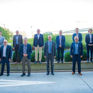 Gruppenbild 3. Schweizer Lymphologie Symposium Hinten links: Dr. med. David Muggli, Prof. Dr. Hans Heinzer, Prof. Dr. med. Gerd Rudolf Lulay, Univ.-Prof. Dr. med. univ. Erich Brenner, PD Dr. med. Gilbert D. Puippe, Sergio Fotana, Peter Fontana, Inhaber Berro AG. vorne von links: Dr. med. Michael Oberlin, Prof. Dr. Michael Jeltsch, Dr. med. Thomas H. Hess, Dr. med. Stephan Wagner, Dr. med. Meinolf Dorka XX, Ulrich Reddig (Juzo); nicht auf dem Bild: PD Dr. med. Dimitri Sarlos