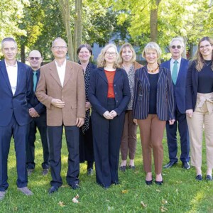 Gruppenbild 3. Thüringer Lymphologie Symposium von links: Prof. Dr. med. Marcus Lehnhardt, Uli Frey (Juzo), Dr. med. Achim Richter, Dr. med. Jeanette Marell, Dr. med. Anya Miller, Sabine Knackstedt, Dr. med. Barbara Netopil, Josef Strobl (Juzo), Dr. med. Katrin Kofler es fehlen: Dr. med. Anett Reißhauer, Dr. med. Max Liebl, Nancy Elmer, Priv.-Doz. Dr. med. Claus C. Pieper, Prof. Dr. med. Gunther Felmerer und Dagmar Giesecke