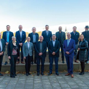 Gruppenbild von links/obere Reihe: Sofiane Mhamed Arbaoui, Prof. Dr. med. Frank Unglaub, Dr. med. Simon Kuepper, Priv. Doz. Dr. med. habil. Michael Steen, Dr. med. Dr. medic Olimpiu Bota, Dr. med. Feras Taqatqeh, Dr. med. Florian Bönke, Dr. med. Dr. h.c. Arya M. Sharma Von links/untere Reihe: Roger Willms, Fa. Juzo, Anne Reiß, Dr. med. Melissa Beirau, Dr. med. Bernd Hartmann, Univ.- Prof. Dr. med. habil. Adrian Dragu, Univ.-Prof. Dr. med. Frank Siemers, Dr. med. Sylvia Weiner, Ralph Schwalbe, Fa. Juzo Es fehlt Christian Hartz. Der Vortrag von Frau Dr. Lipp ist krankheitsbedingt entfallen.