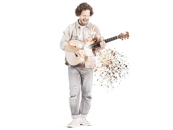 En mand spiller ivrigt på guitar, så gnisterne flyver En mand spiller ivrigt på guitar, så gnisterne flyver