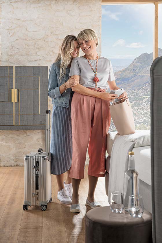 Zwei Frauen packen zusammen
