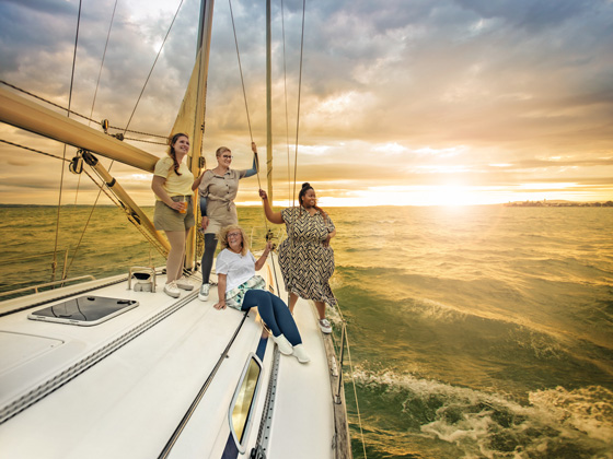 Lymphologie Four women with lymphatic conditions are on a boat at sea.