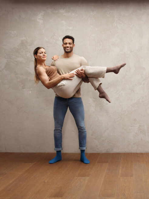 2. Lifestyle image Juzo Intenso Man carrying woman in his arms, both wearing Juzo Intenso stockings