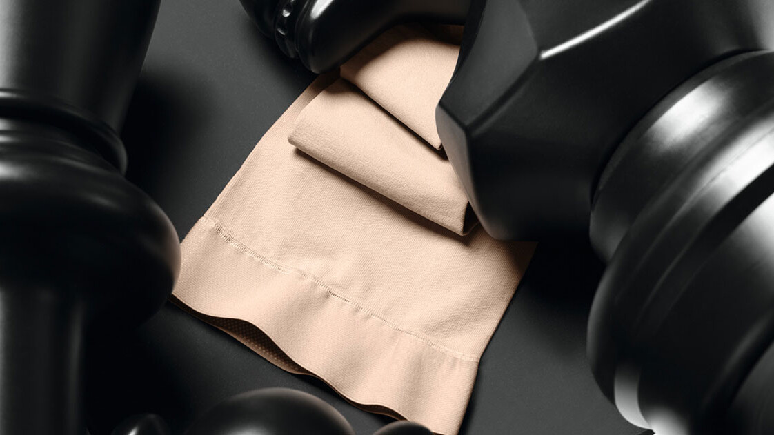 Schwarze Schachfiguren liegen auf einem Juzo Dynamic Strumpf Schwarze Schachfiguren liegen auf einem Juzo Dynamic Strumpf