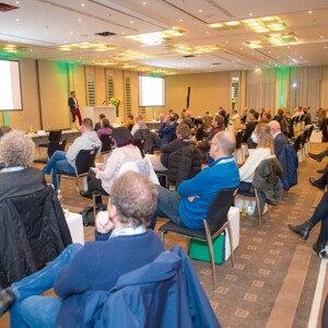 Plenum 115 interessierte Teilnehmende am Vortragstag und 55 Teilnehmer*innen beim anatomischen Workshop am Folgetag zeugten von der steigenden Bedeutung des Hand-Symposiums.
