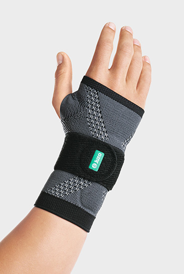 Handgelenkbandage JuzoFlex Manu Xtra an einer Hand